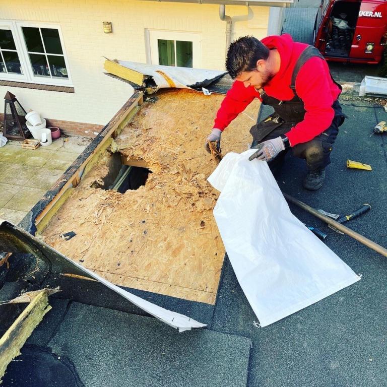 dakdekker maakt dak Utrecht
